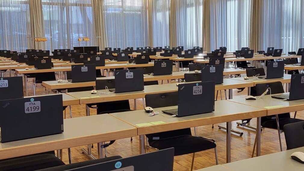 Blick in einen Prüfungsraum schriftliches Staatsexamen mit Bestuhlung und Ausstattung mit Laptops