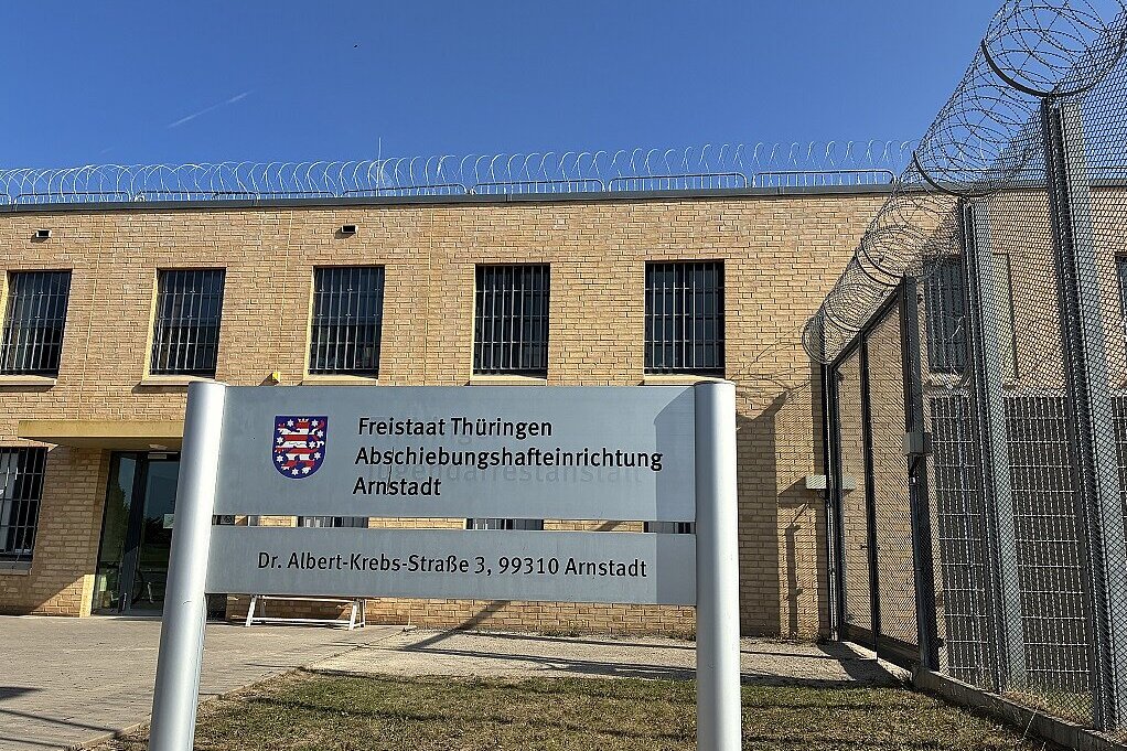 Eingangsbereich der Thüringer Abschiebungshafteinrichtung in Arnstadt mit Schild