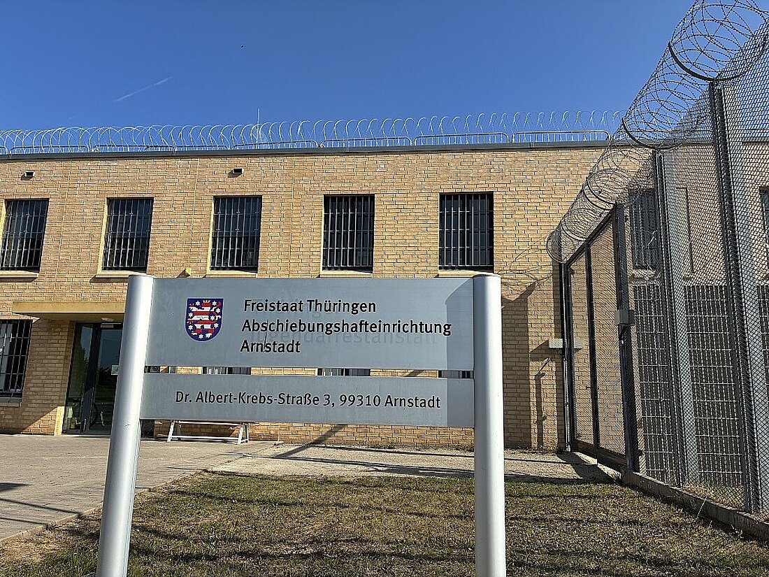 Eingangsbereich der Thüringer Abschiebungshafteinrichtung in Arnstadt mit Schild