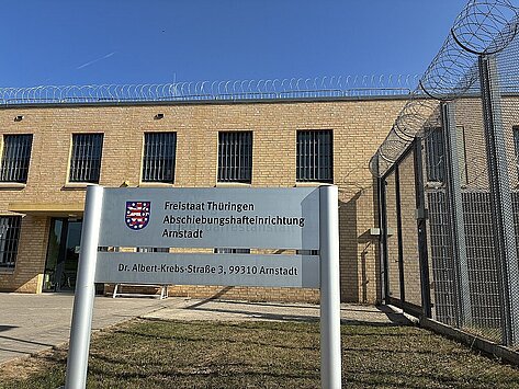Eingangsbereich der Thüringer Abschiebungshafteinrichtung in Arnstadt mit Schild