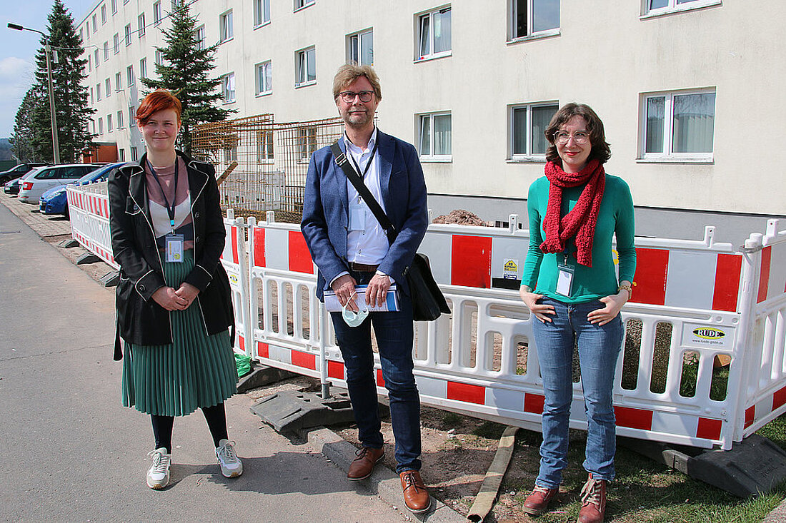 Migrationsminister Dirk Adams mit der Landessprecherin von Landessprecherin von BÜNDNIS 90 / DIE GRÜNEN Thüringen Ann-Sophie Bohm und Isabell Welle von der LAG Internationales vor der Erstaufnahmeeinrichtung in Suhl.