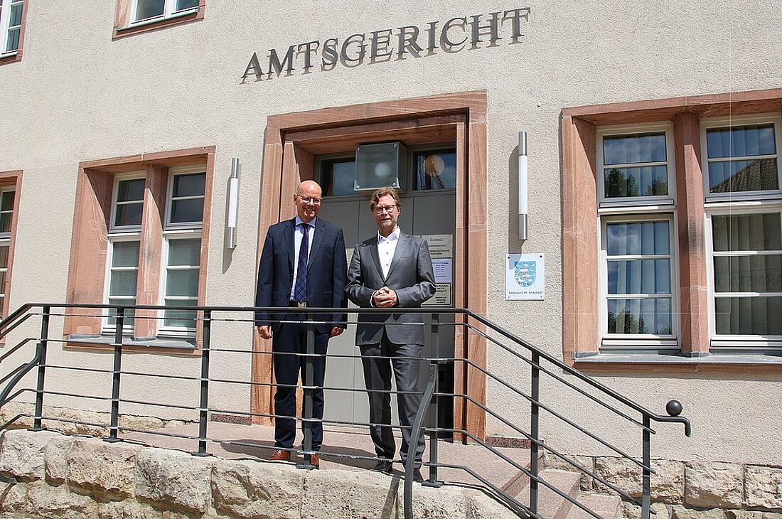 Der Direktor Jörg Pippert und Justizminister Dirk Adams vor dem Amtsgericht Arnstadt.