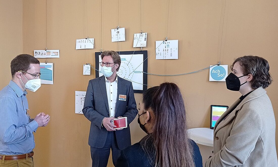 Migrationsminister Dirk Adams im Gespräch mit Mitgliedern des Verein Drudel 11 e.V. beim Fachtag Digitalis.