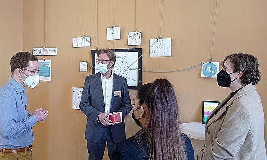 Migrationsminister Dirk Adams im Gespräch mit Mitgliedern des Verein Drudel 11 e.V. beim Fachtag Digitalis.