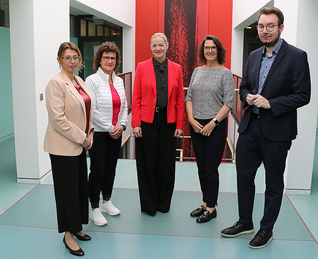 Gruppenfoto vom Landesverband Thüringen des Bundes Deutscher Rechtspfleger mit Justizministerin Beate Meißner im Treppenhaus des Ministeriums