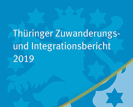 Blauer Hintergrund mit Aufschrift Thüringer Zuwanderungs- und Integrationsbericht 2019