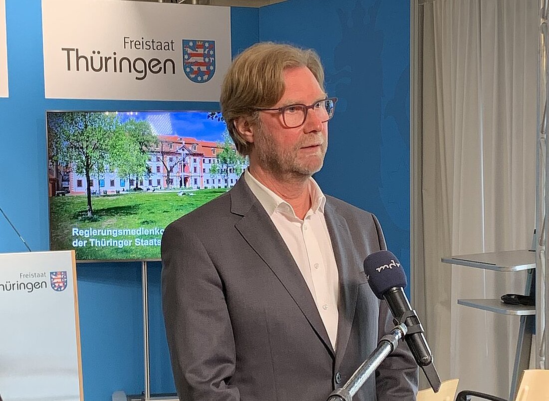 Verbraucherschutzminister Dirk Adams berichtet in der Regierungsmedienkonferenz zur bevorstehenden Verbraucherschutzministerkonferenz in Thüringen.