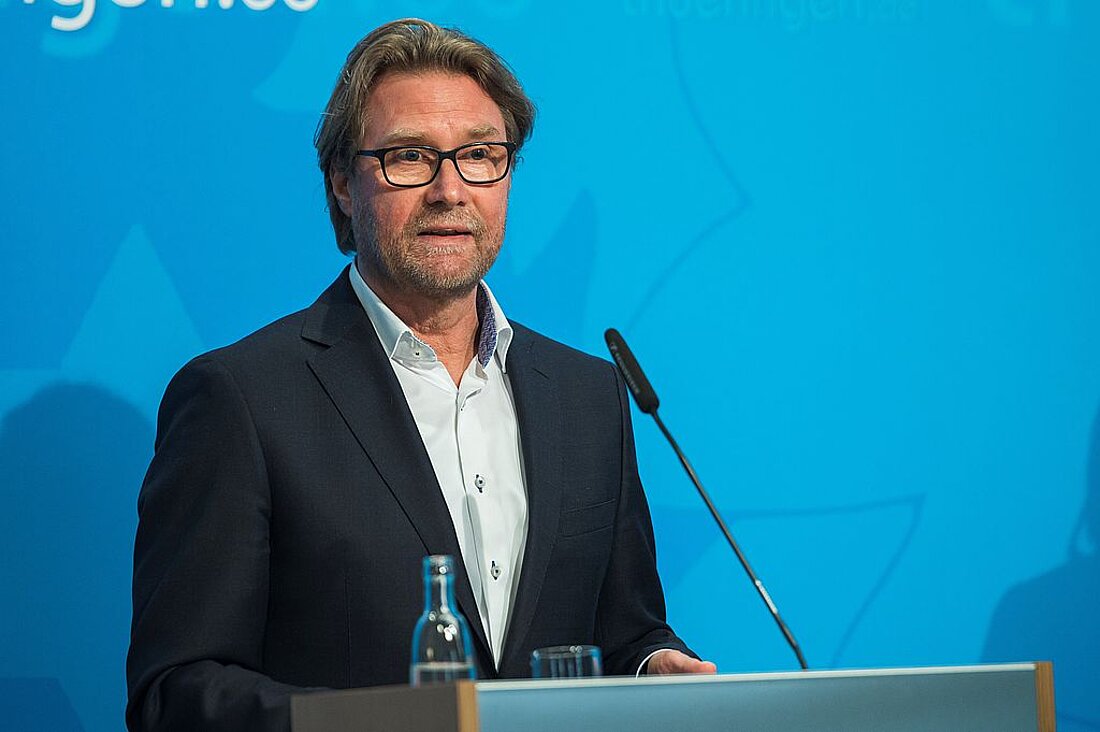 Justizminister Dirk Adams in der Regierungsmedienkonferenz. (Foto: Jacob Schröter)