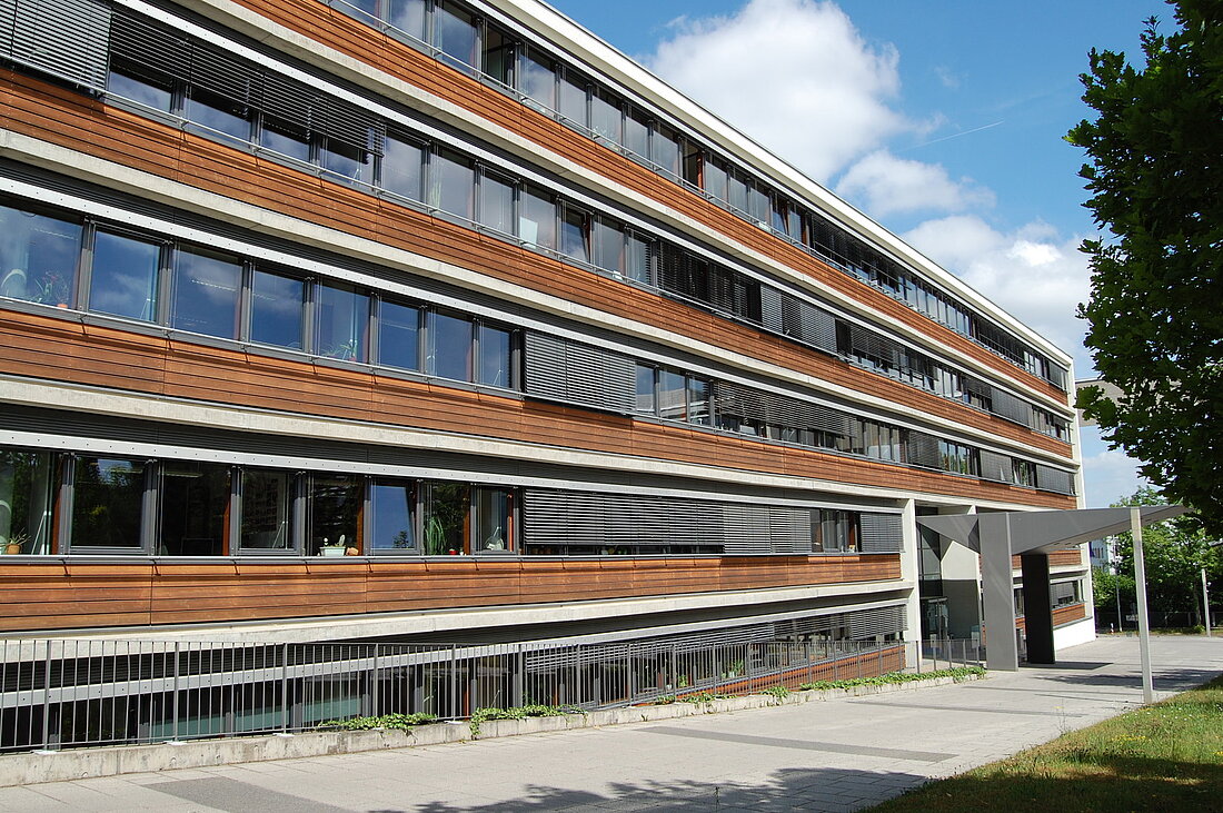 Gebäude des Thüringer Ministerium für Migration, Justiz und Verbraucherschutz - vordere Ansicht von links mit Eingang