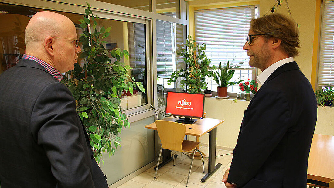 Jürgen Frank, Leiter der Justizvollzugsanstalt Hohenleuben zeigt Justizminister Dirk Adams die Möglichkeit der Skype-Videotelefonie zwischen Inhaftierten und Angehörigen.