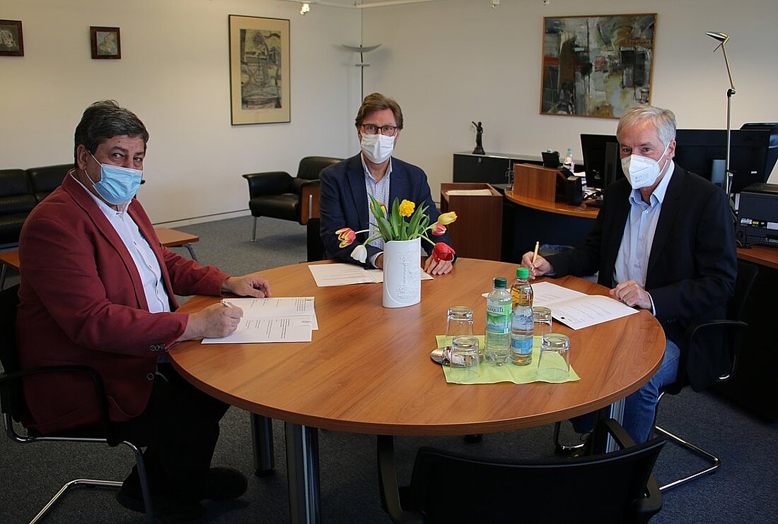Uwe Allgäuer, Dirk Adams und Thomas Schneider bei der Unterzeichnung der Dienstvereinbarung.