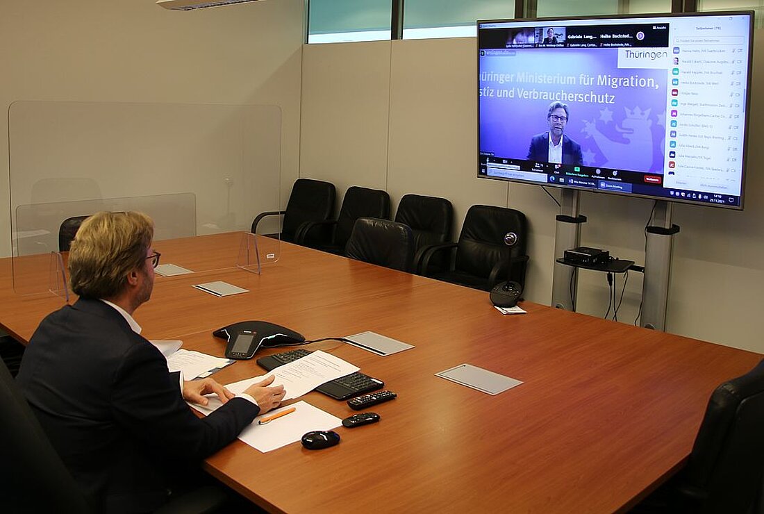 Minister Dirk Adams hält ein digitales Grußwort zur Fachwoche Straffälligenhilfe zum Thema "Gefangen – Bis dass der Tod uns scheidet".