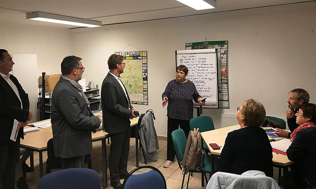 Migrationsminister Dirk Adams besucht den Sprachkurs in der Ehrenamtszentrale Gera.