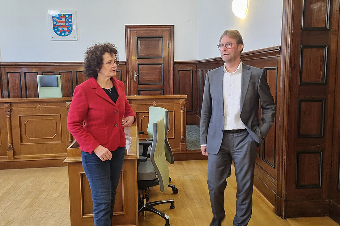 Gudrun Johannes und Minister Dirk Adams im Situngssaal des Amtsgerichts Apolda