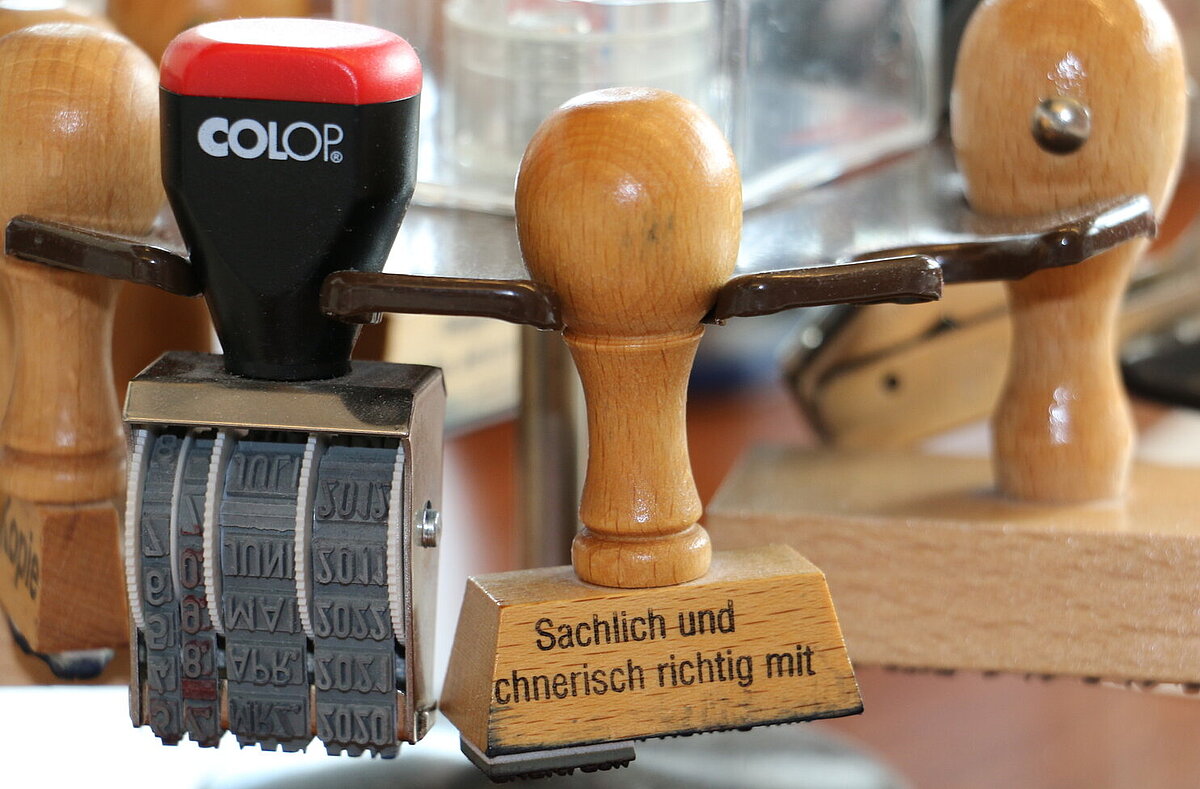 mehrere Stempel hängend am Stempelhalter