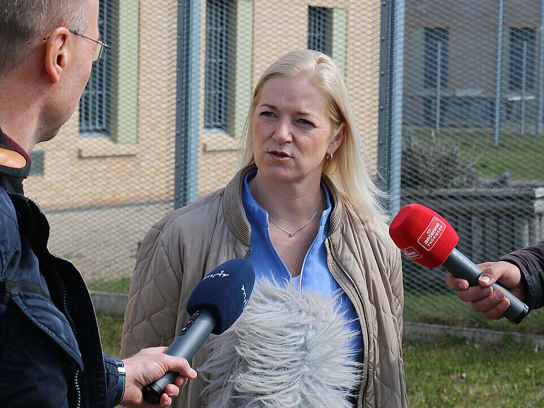 Ministerin Beate Meißner gibt ein Interview zum Stand der geplanten Abschiebungshaft in Arnstadt.