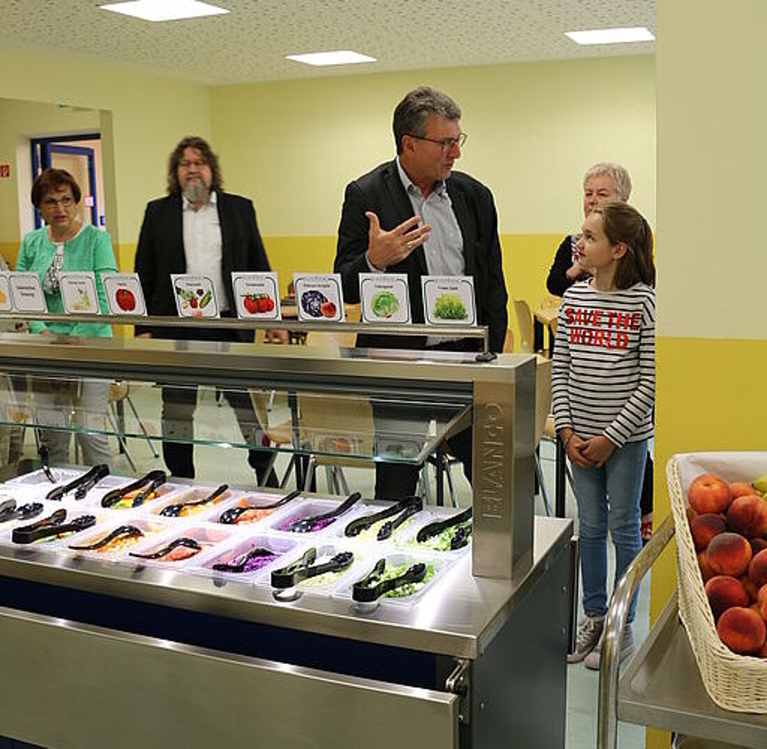 Minister Lauinger am Salatbuffet im Gespräch mit Schülern während des Besuches der Jakobschule in Eisenach.