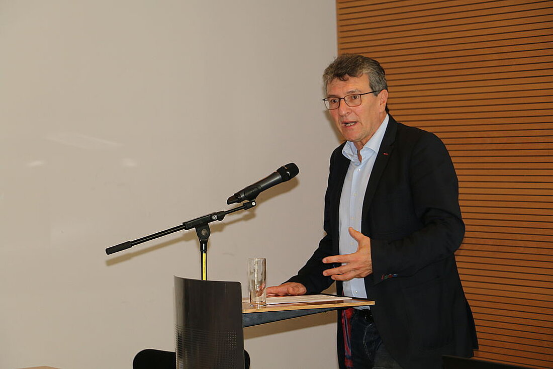 Minister Lauinger spricht stehend am Rednerpult