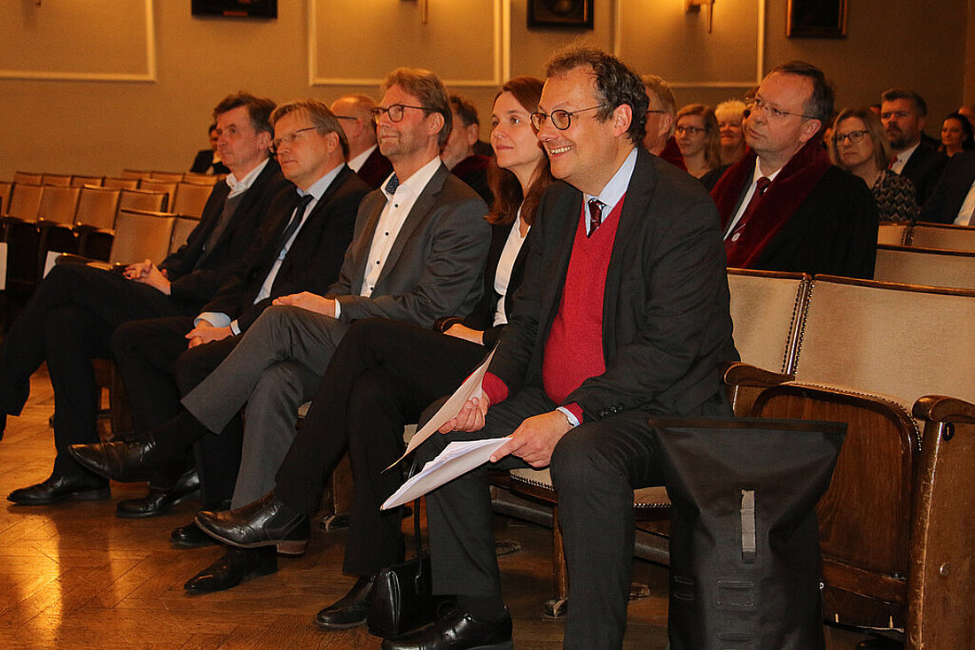 Staatssekretär Sebastian von Ammon, Verfassungsgerichtshofspräsident Dr. Klaus-Dieter von der Weiden, Justizminister Dirk Adams, die Leiterin des Ministerbüros Kathrin Thiel-Koch und Prof. Dr. Harke beim Feuerbach-Tag in Jena.