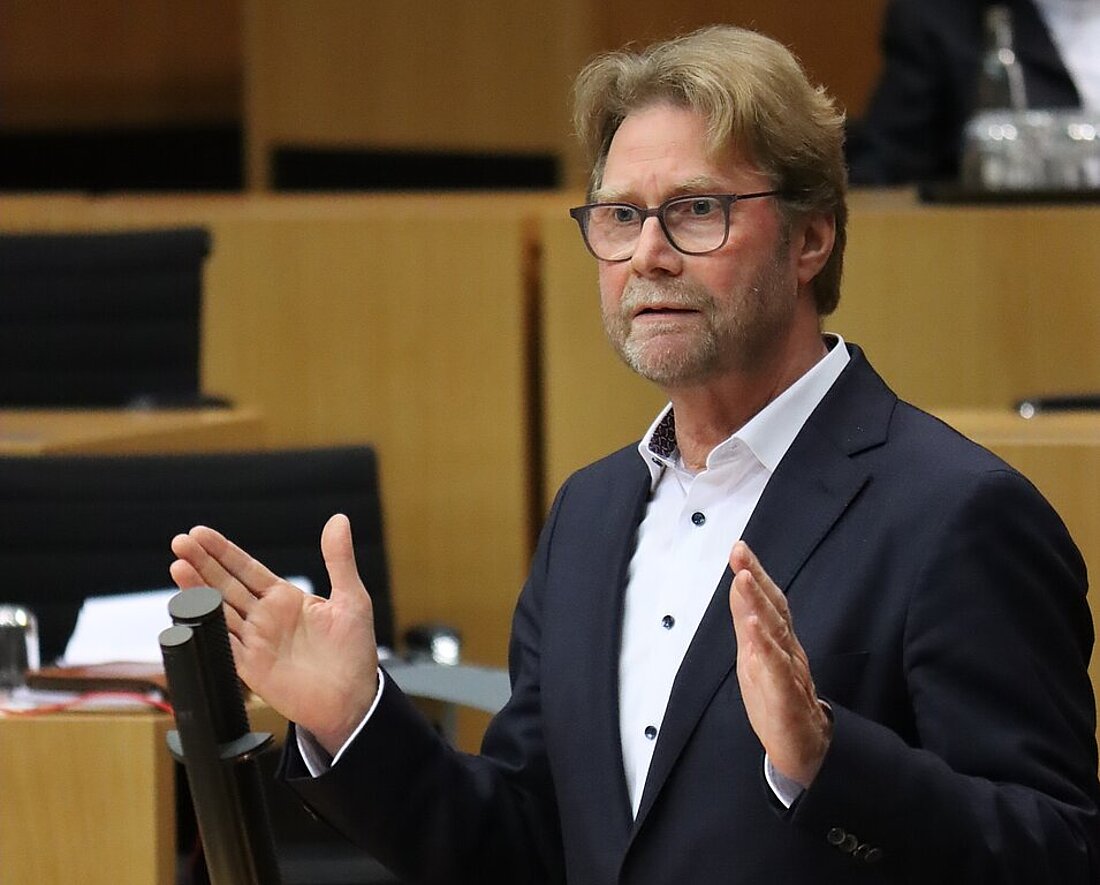 Justizminister Dirk Adams redet im Plenum.