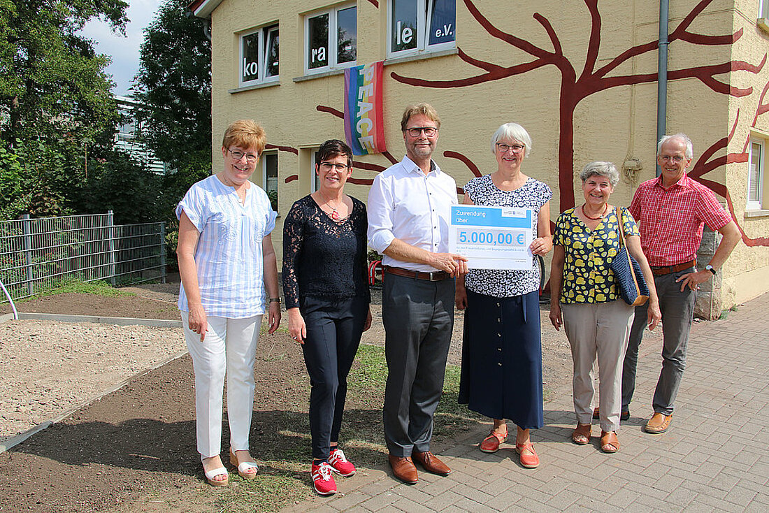 Minister Dirk Adams und Mitglieder des Vereins Ko-ra-le vor der Frauenbildungs- und Begegnungsstätte in Heiligenstadt bei der Übergabe des Lottomittelbescheides.