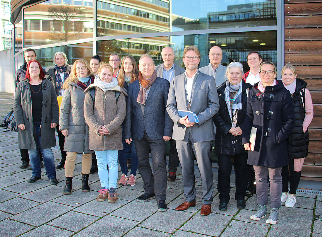 Die Mitglieder der LAG Straffälligenhilfe nach ihrem Jahresgespräch im Regierungsviertel in Erfurt.