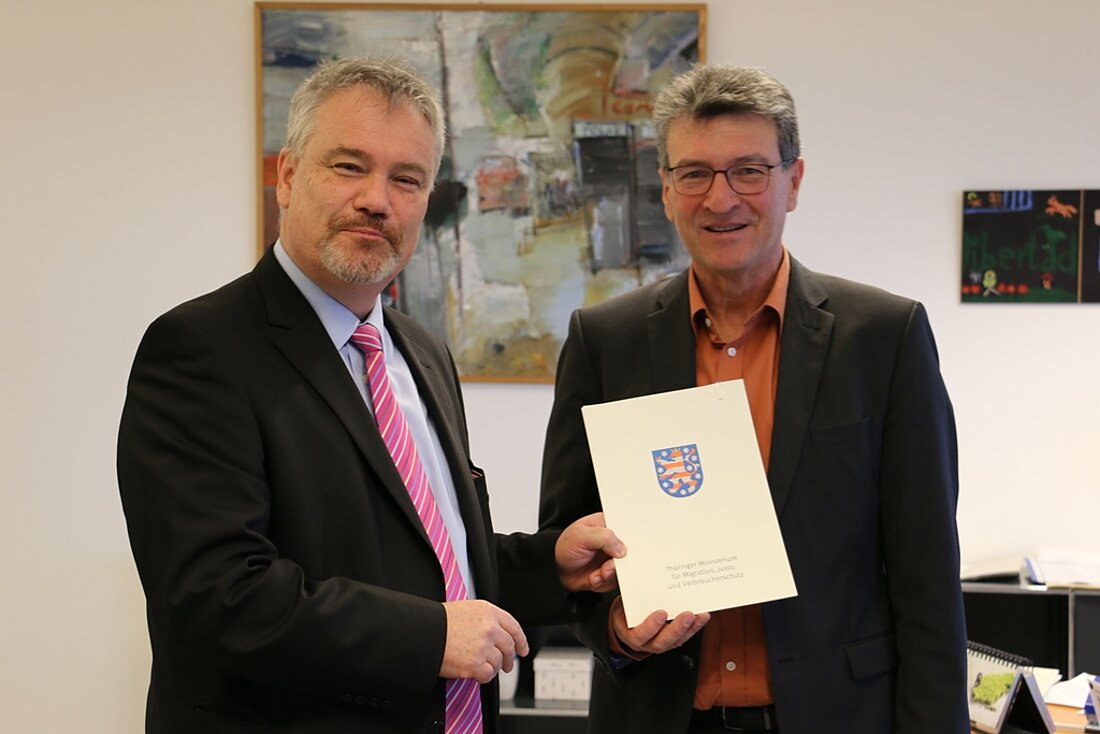 Justizminister Dieter Lauinger ernennt Jörg Rathemacher (links) zum neuen Vizepräsidenten des Thüringer Finanzgerichtes