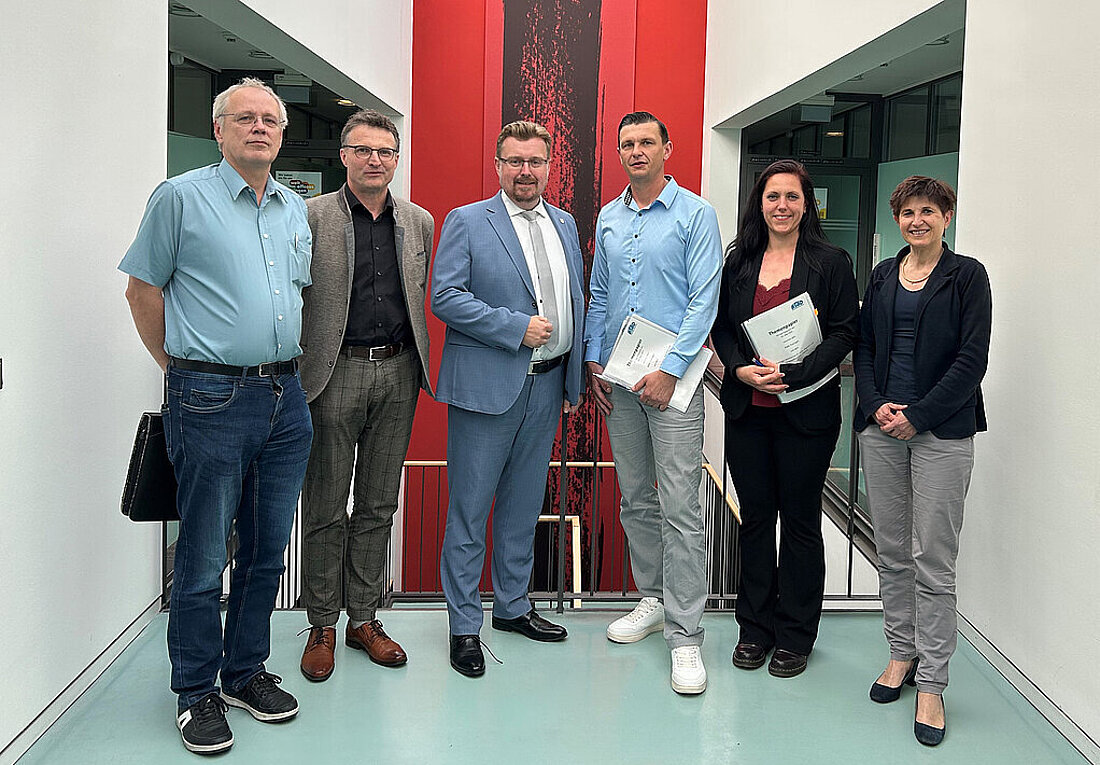 Gruppenfoto vom Bund der Strafvollzugsbediensteten Thüringen mit Staatssekretär Christian Klein sowie dem Leiter der Abteilung Strafvollzug im Treppenhaus des Ministeriums