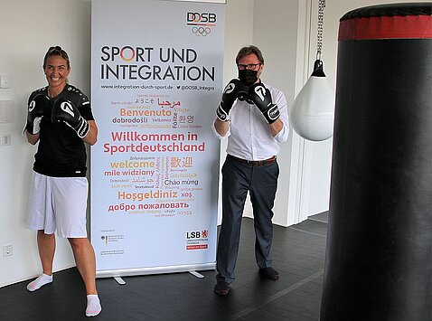 Minister Dirk Adams und die mehrfache Boxweltmeisterin Nikolina - Nikki Adler - Orlovic.