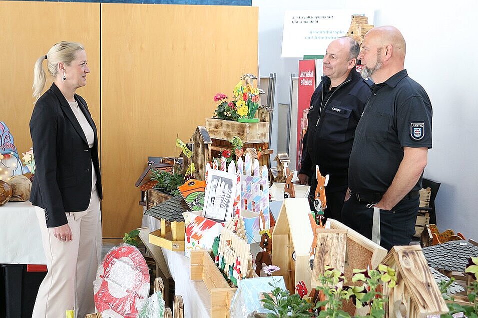 Ministerin Beate Meißner beim Basar des Thüringer Justizvollzuges.