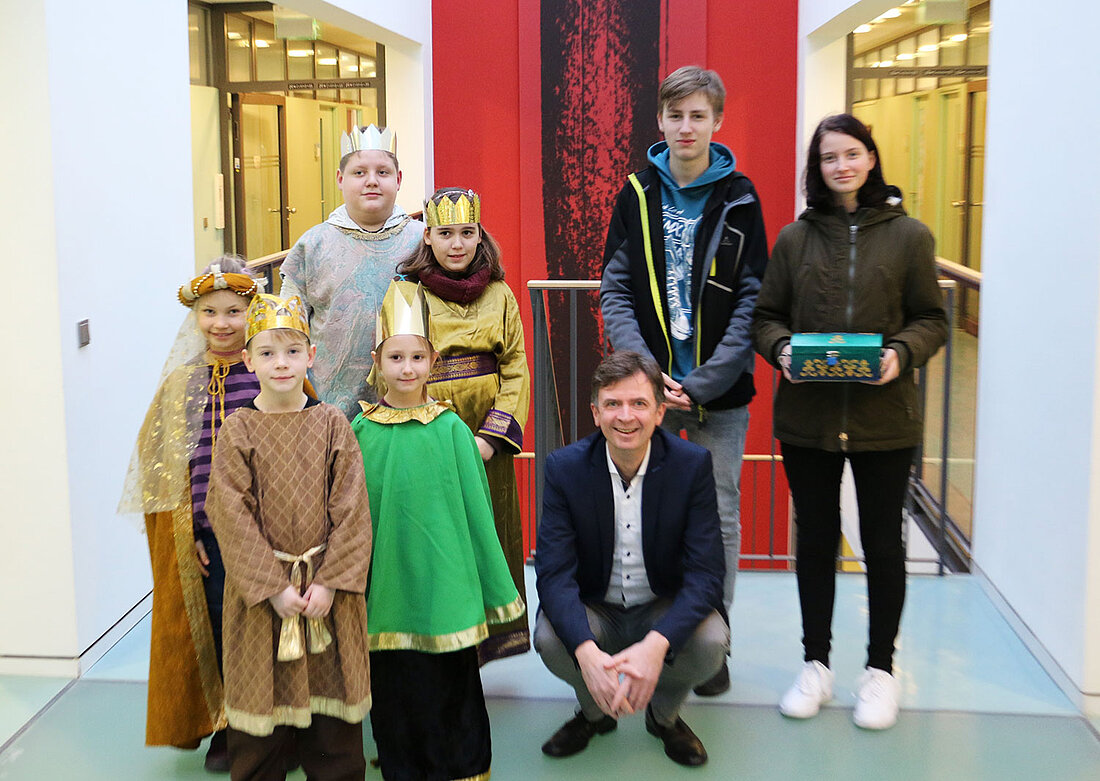 Justizstaatssekretär Sebastian von Ammon und die Sternsinger im Thüringer Ministerium für Migration, Justiz und Verbraucherschutz.