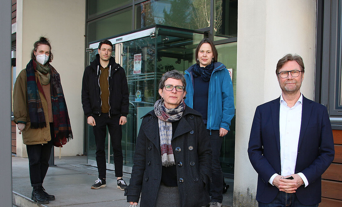 Migrationsminister Dirk Adams und Vertreter vom Flüchtlingsrat stehen vor dem Ministerium.