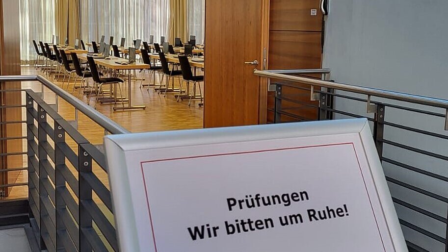 Schild mit der Aufschrift Bitte Ruhe vor einem Prüfungsraum