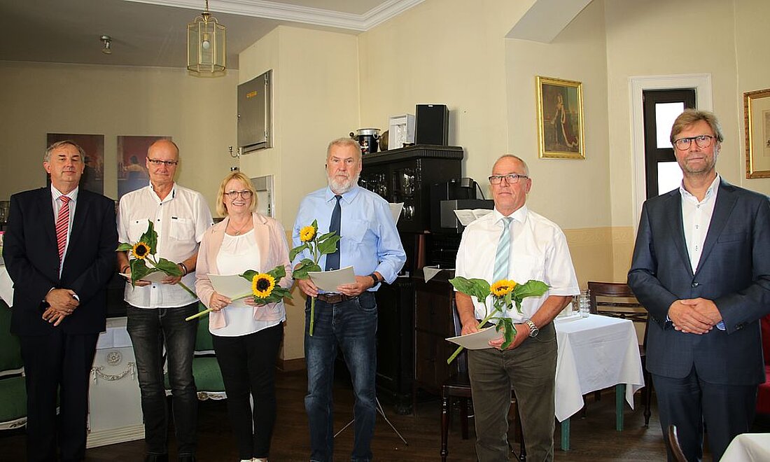 Justizminister Dirk Adams (rechts) und der Vorsitzende Richter am Landgericht Meiningen Joachim Raithel (links) danken den Ehrenamtlichen für Ihr Engagement.