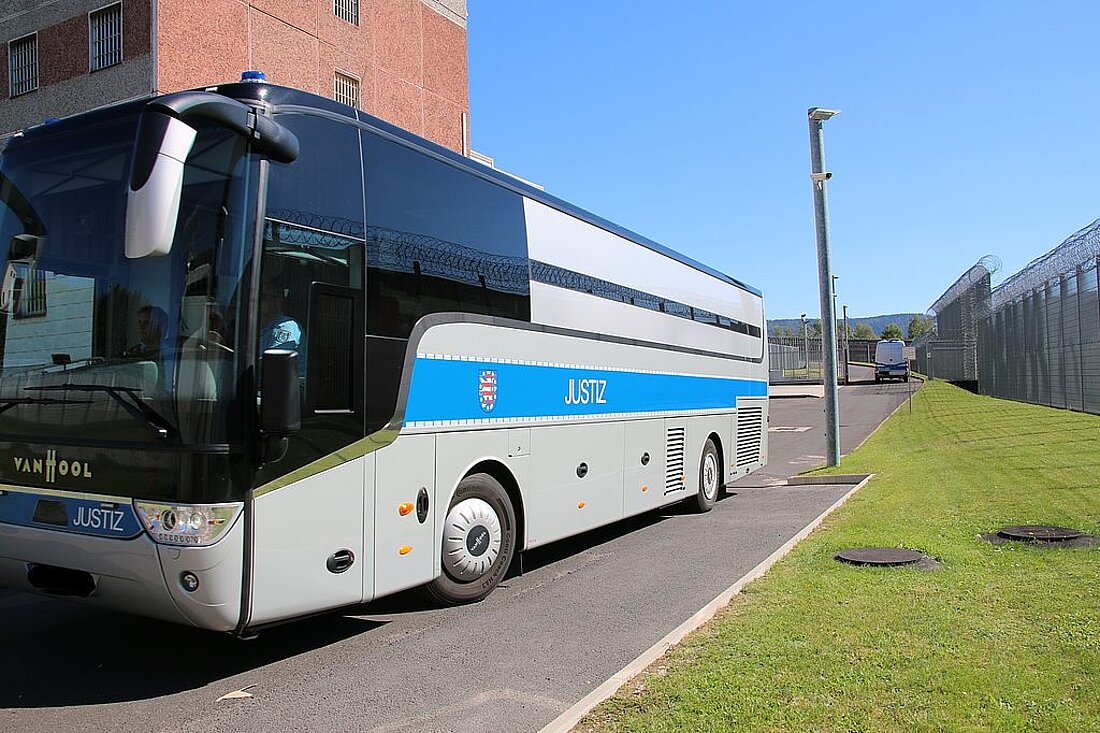 Der Bus für den Gefangenentransport im Hof der JVA Suhl-Goldlauter.