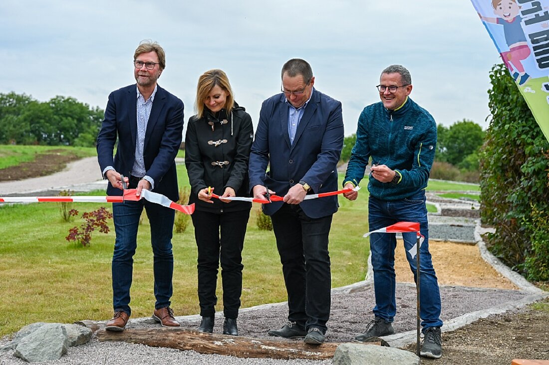 Minister Dirk Adams bei der Einweihung des Sport- und Freizeitgeländes in Ettersburg. (Foto: Stefan Glowig)