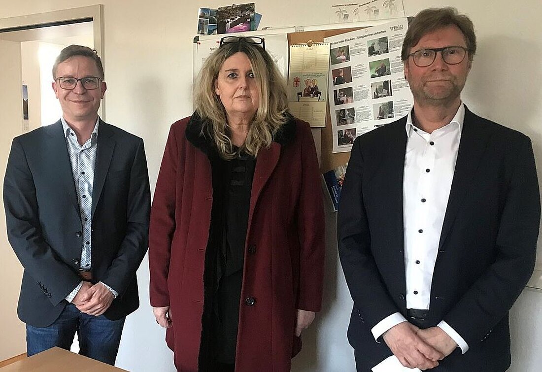Justizminister Dirk Adams mit der Direktorin des Arbeitsgerichts Nordhausen, Kerstin Jüttemann und dem stellvertretenden Direktor Dr. Jüttner.