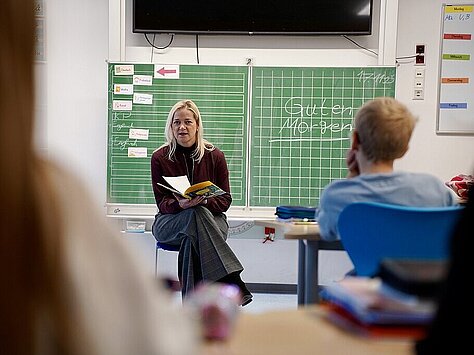 Vorlesetag 2025 Justizministerin Beate Meißner beim Vorlesetag in der Grundschule am Schwemmbach in Erfurt.