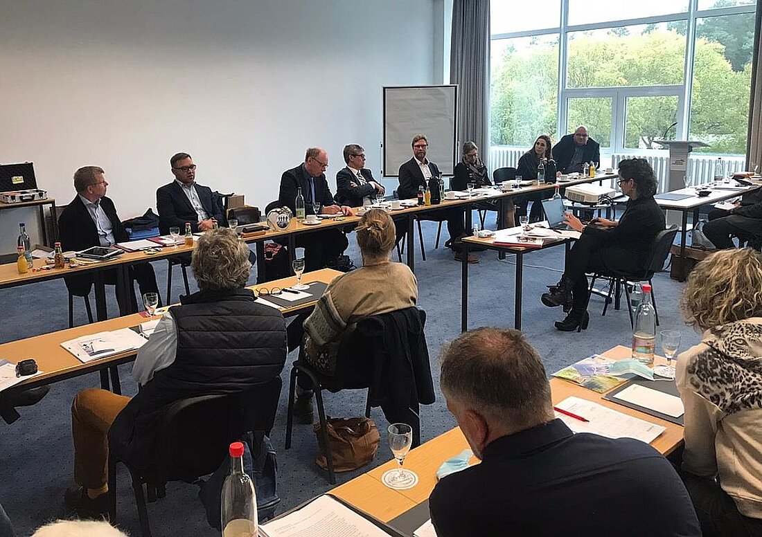 Justizminister Dirk Adams hält ein Grußwort bei der Tagung der Gerichtsvollzieher.