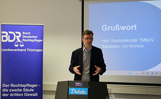 Staatssekretär Sebastian von Ammon hält ein Grußwort beim Rechtspflegertag 2022.