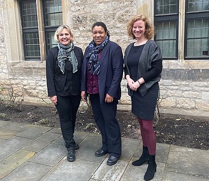 Anja Wolf, Doreen Denstädt, Ines Moers beim Fachtag Schuldnerberatung vor dem Augustinerkloster in Erfur (Foto: Bundesarbeitsgemeinschaft Schuldnerberatung)