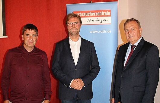 Verbraucherschutzminister Dirk Adams (Mitte) bei der Mitgliederversammlung der Verbraucherzentrale Thüringen.