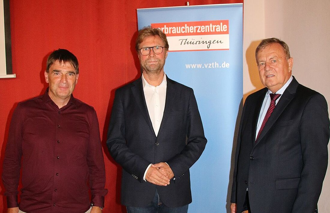Verbraucherschutzminister Dirk Adams (Mitte) bei der Mitgliederversammlung der Verbraucherzentrale Thüringen.