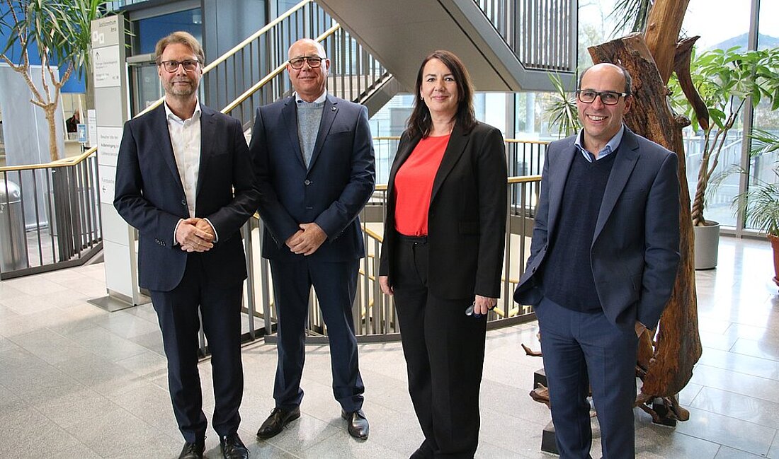 Justizminister Dirk Adams, Amtsgerichtsdirektor Roland Tröstrum, Geschäftsleiterin Steffi Gehre und der Präsident des Landgerichts Gera Dr. Götz Herrmann im Eingangsbereich des Justizzentrums Gera.