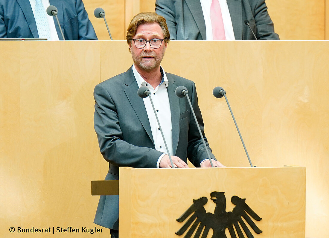 Minister Dirk Adams hält eine Rede im Bundesrat.