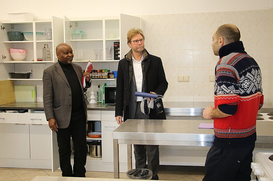 Minister Dirk Adams besichtigt die Bewohnerküche in der Erstaufnahmeeinrichtung Suhl.