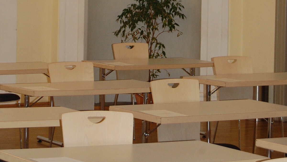 Blick in einen Prüfungsraum bei den Rosensälen der Friedrich-Schiller-Universität Jena