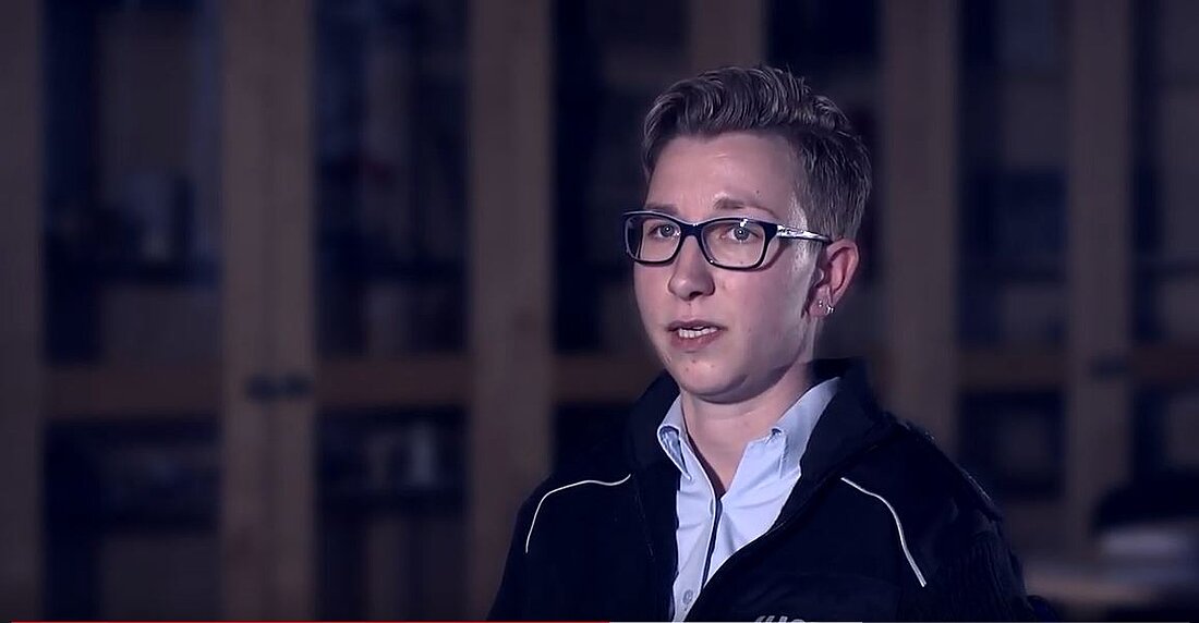 Eine Justizvollzugsbeamtin im Gespräch