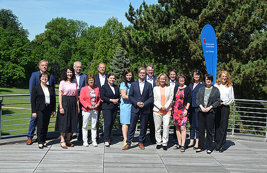 Gruppenfoto der Verbraucherschutzministerinnen und -minister sowie Verbraucherschutzsenatorinnen der Länder und des Bundes während der Konferenz 2022 in Weimar.