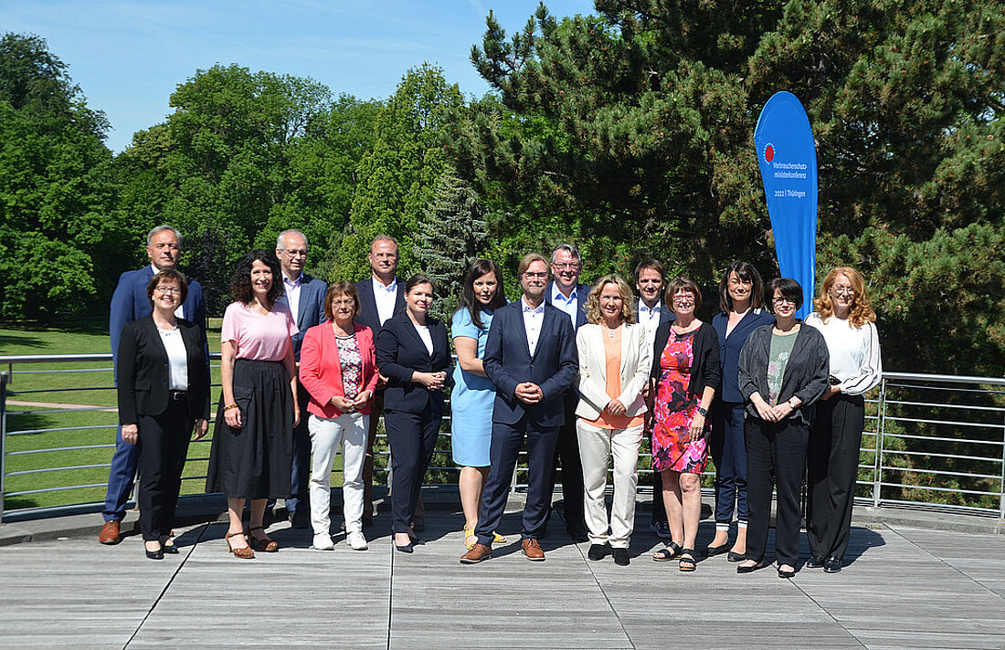 Gruppenfoto der Verbraucherschutzministerinnen und -minister sowie Verbraucherschutzsenatorinnen der Länder und des Bundes während der Konferenz 2022 in Weimar.